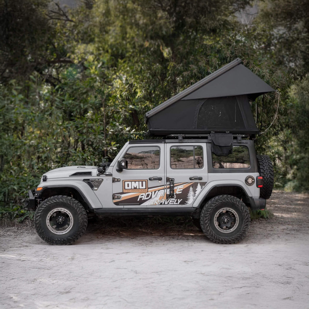 Altitude Heavy-Duty Hard-Shell Rooftop Tent With Ladder [2-3 Person] (SAK93120)